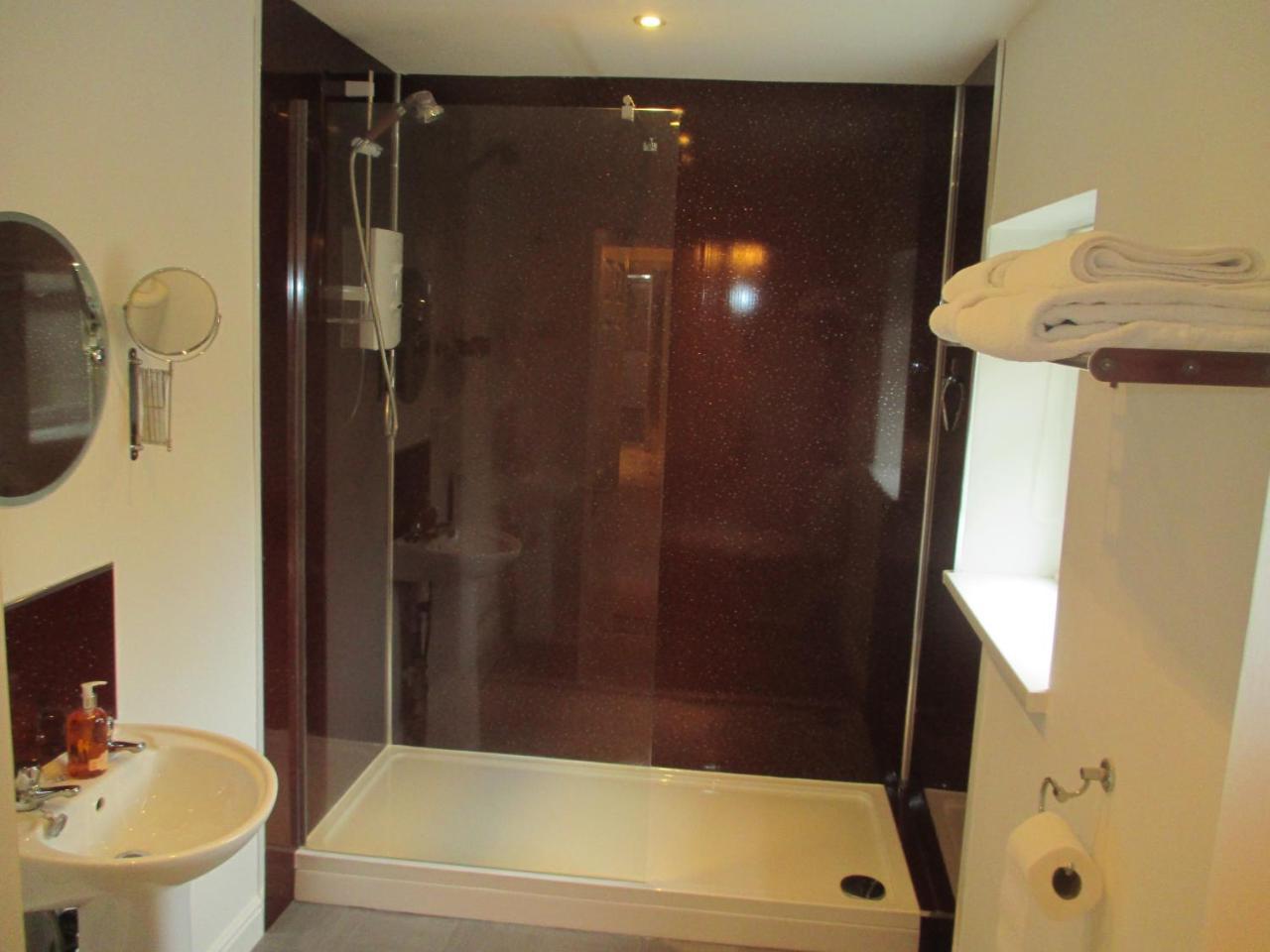 St. Raphael Guest House Йорк Экстерьер фото